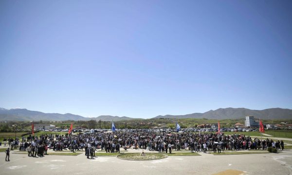 Kurti kujton masakrën e Mejës: Trupi i territorit të Serbisë është përplot me trupa të njerëzve tanë