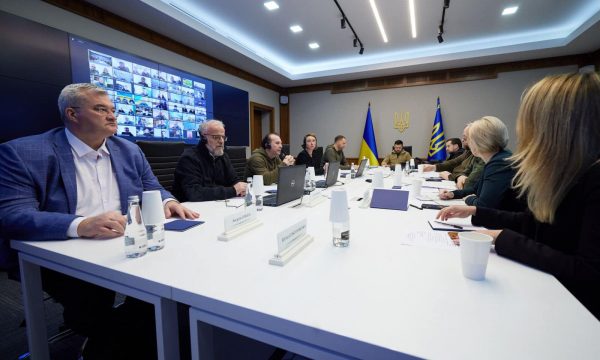 Politikani shqiptar pritet nga Zelensky në Ukrainë: Luftëtarët e ndanë edhe bukën me ne