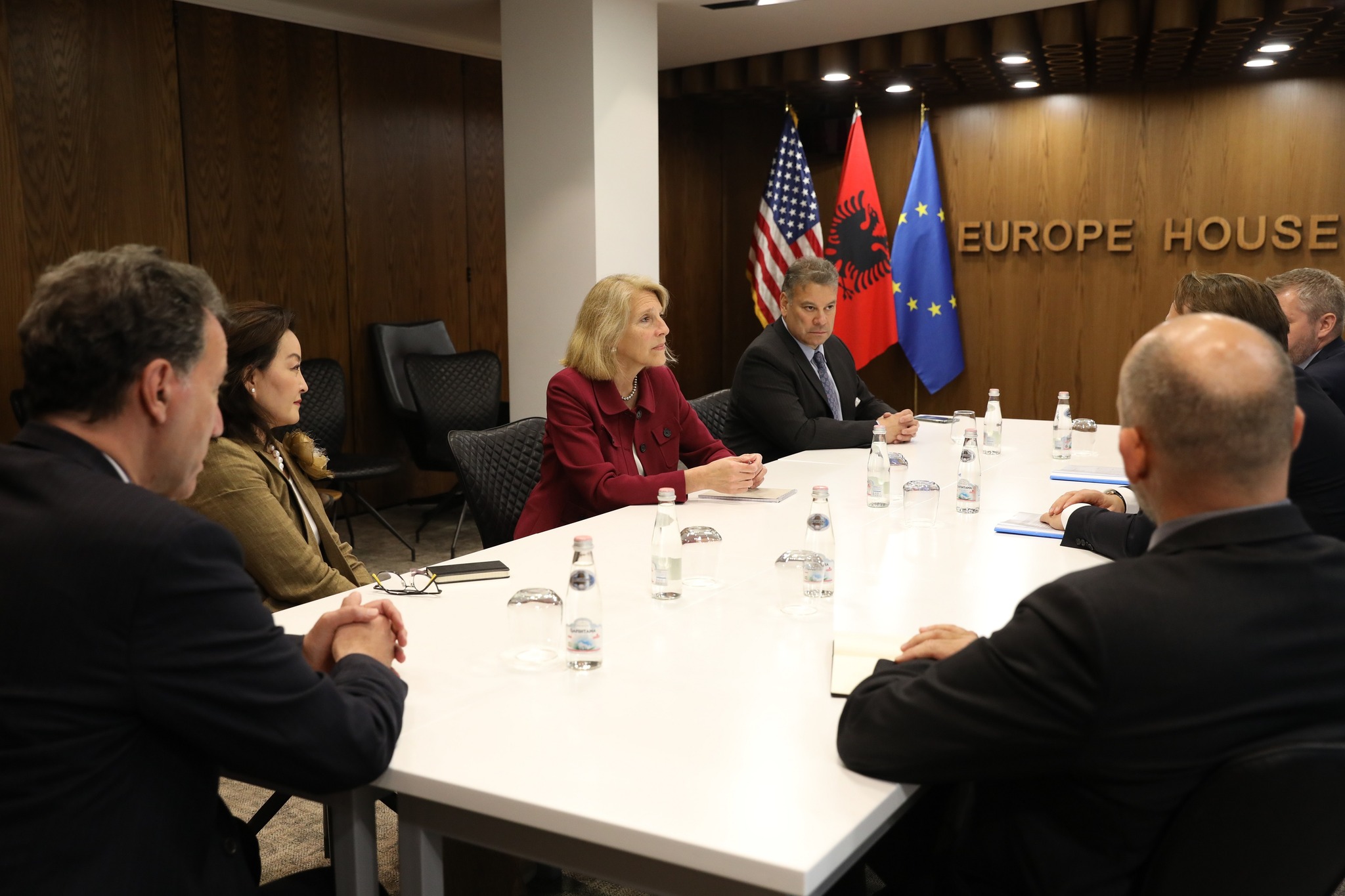 Zyrtarja amerikane mbërrin në Shqipëri, takohet me Varhelyin, zbardhen diskutimet