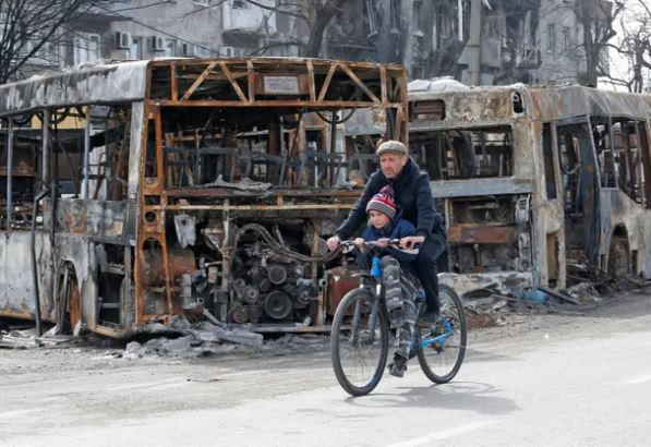 FOTO/Ukraina përballë bombardimeve ruse, qytetarët jetojnë mes rrënojave