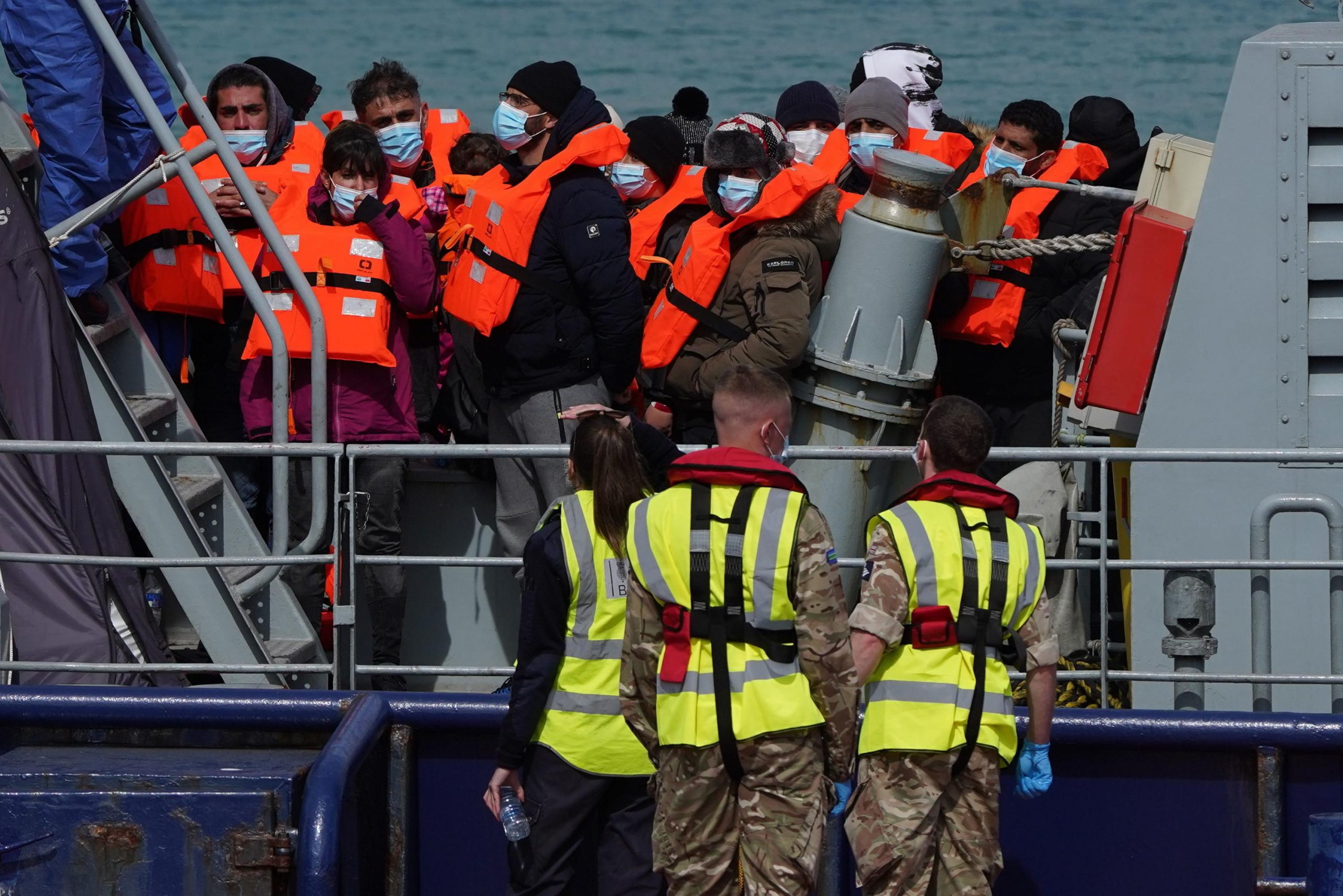 Anglia fillon kthimin mbrapsht të azilkërkuesve