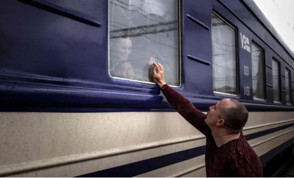 Pasojat e luftës në Ukrainë përmes fotove, familjet ndahen për të qenë të sigurtë