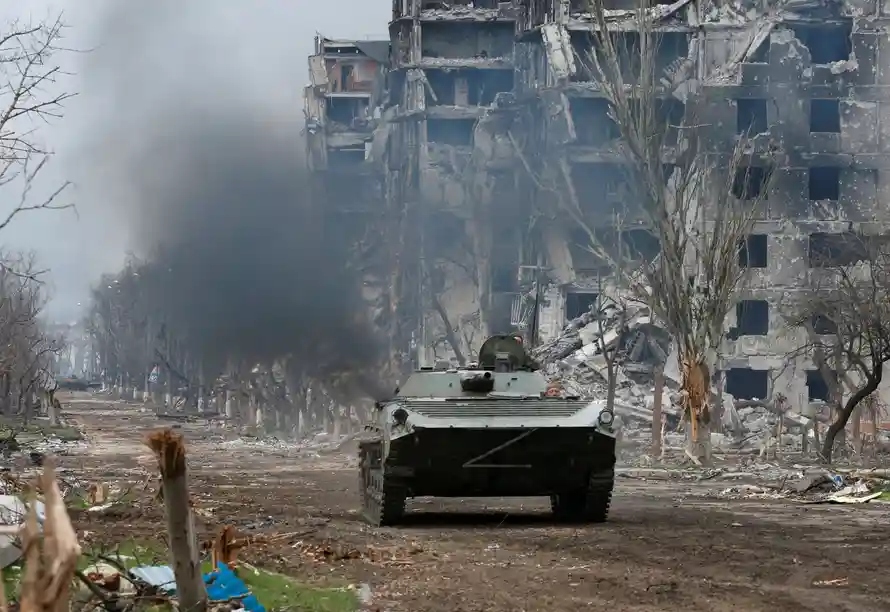 Rusia paralajmëron ushtarët ukrainas në Mariupol: Dorëzoni armët