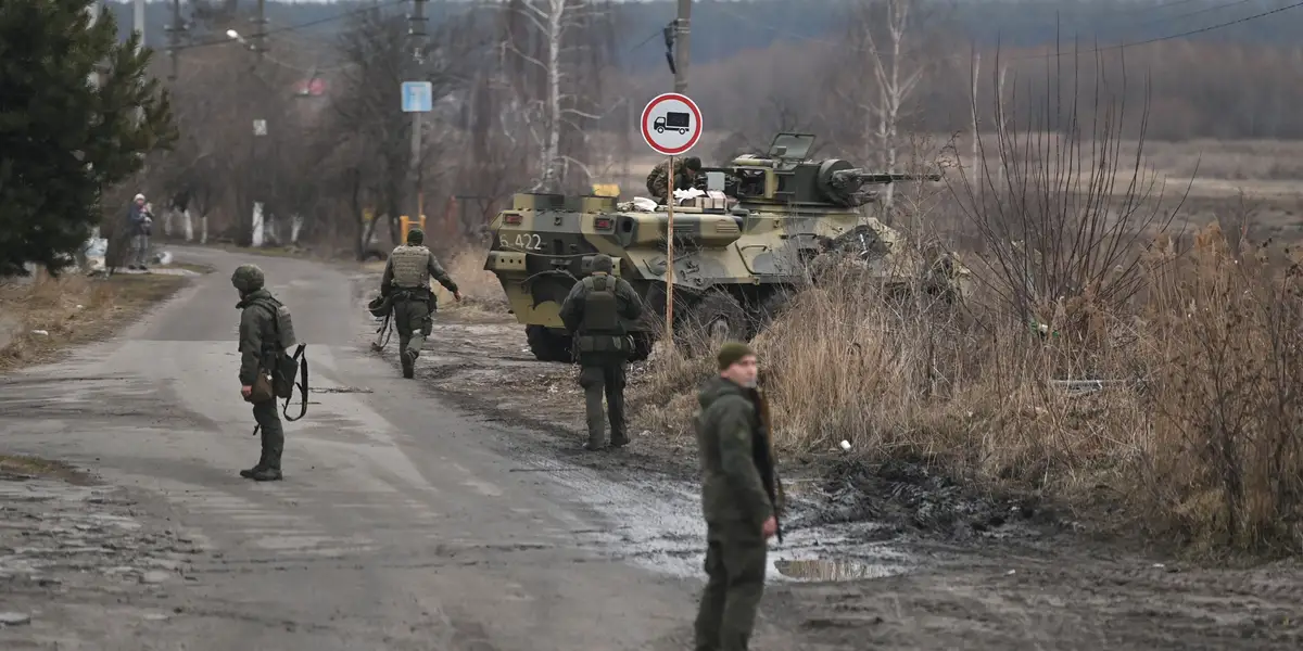 “Rusia tërheq një pjesë të trupave nga rajoni i Kievit”