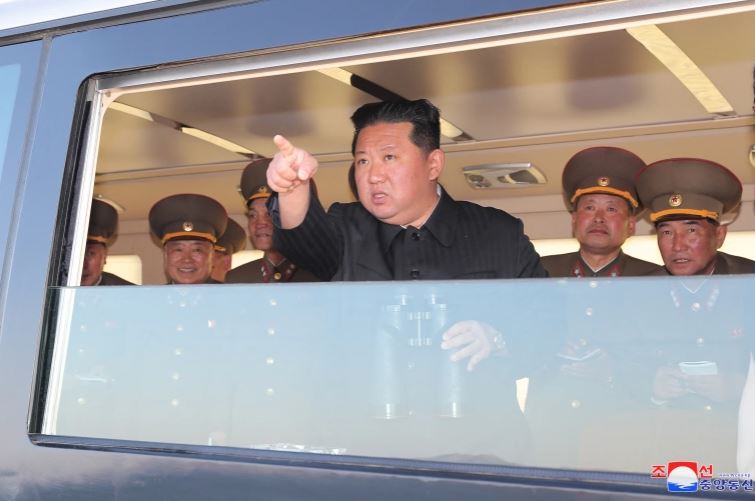 Kim Jong Un vëzhgon nga afër testimin e një sistemi të ri armësh