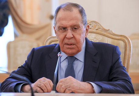 Lavrov: Moska e gatshme për të bashkëpunuar me OKB-në për të ndihmuar civilët  në Ukrainë