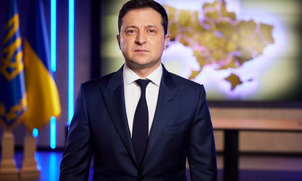 Iu shtuan edhe rrudhat, fotografi që tregojnë sa shumë e ka ndryshuar lufta Zelenskyn