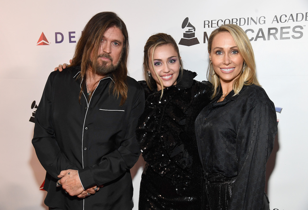 Pas 28 vitesh martesë, prindërit e Miley Cyrus po ndahen