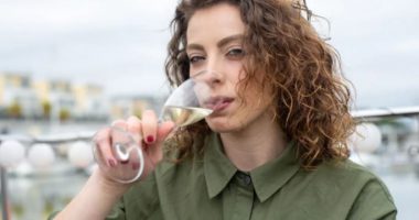 Një gotë verë para gjumit ndikon në uljen e peshës