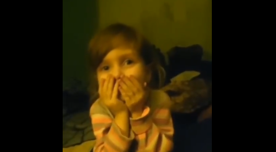 “Dua të shkoj në shtëpi”, zyrtari ukrainas publikon videon emocionuese të vogëlushes në bunker