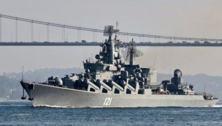 Ministria e Mbrojtjes e Rusisë e pranon se “Moskva” është fundosur, por thotë se arsyeja është zjarri i brendshëm