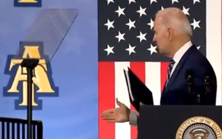 VIDEO/ Gafa e Biden, tenton t’i japë dorën “fantazmës” në podium