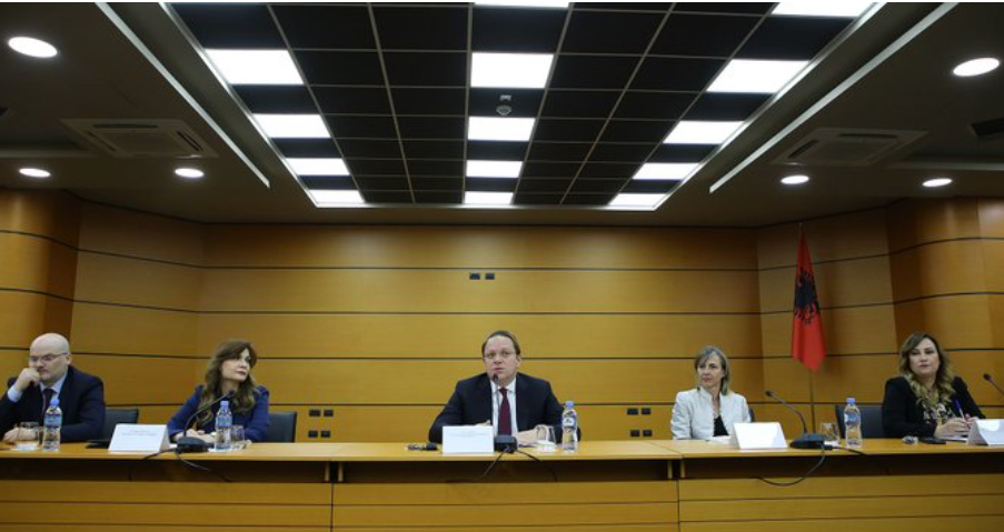 Varhelyi: Attacking on vetting bodies and their members or families must stop!