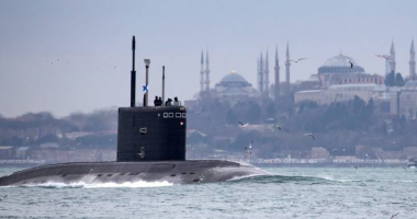 Forcat ruse lëshojnë raketa “Calibr” drejt Ukrainës nga Deti i Zi