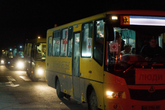 Evakuimi i civilëve, hapet korridori humanitar nga Mariupoli