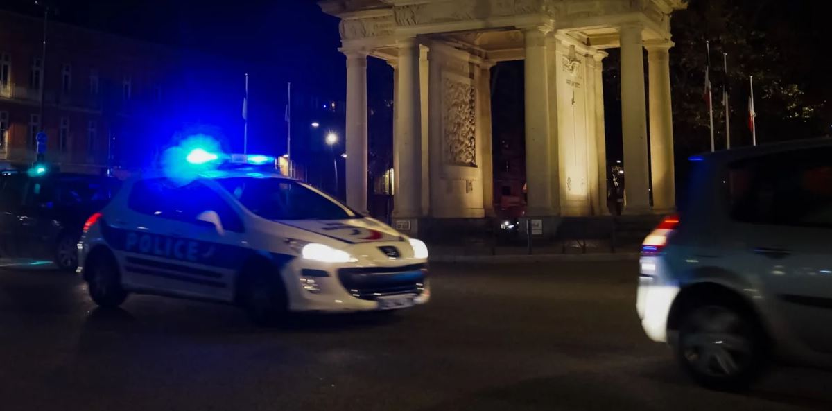 Trazira në Paris, policia vret dy persona, një i tretë i plagosur rëndë