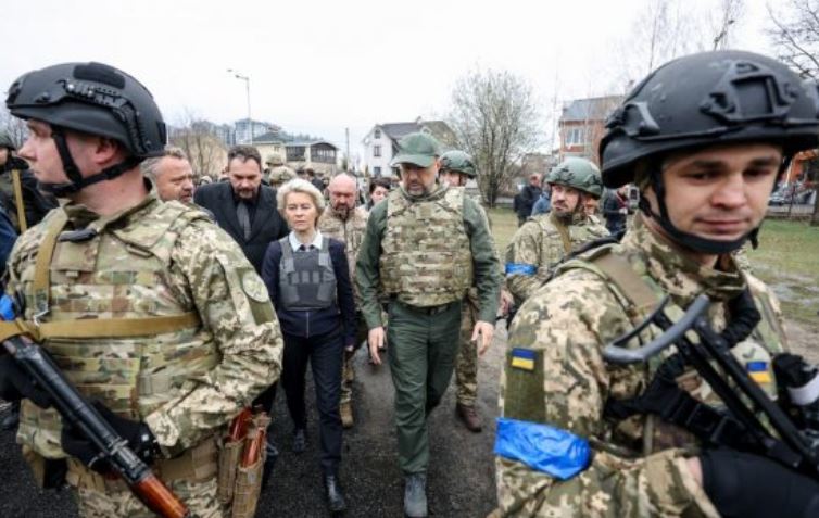 Me jelek antiplumb, von der Leyen shkon në vendin e masakrës në Ukrainë