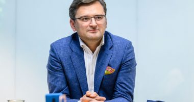 Ministri i Jashtëm ukrainas adopton një qenush: Lufta preku edhe kafshët