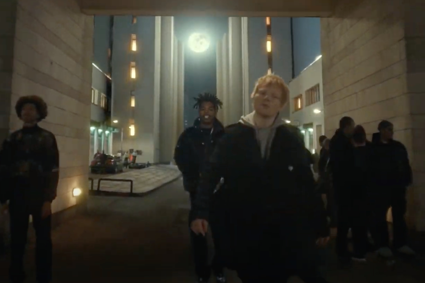 VIDEO/ Ed Sheeran publikon këngën e re, xhiron klipin në Kiev të Ukrainës