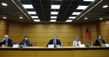 Varhelyi në Tiranë: Të ndalen sulmet ndaj organeve të vettingut dhe anëtarëve apo familjeve të tyre