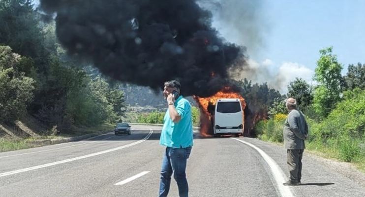 VIDEO/ Merr flakë autobusi me 30  nxënës në Greqi