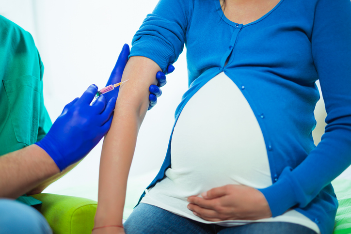 Gratë shtatzëna të vaksinuara plotësisht ndaj Covid më të rrezikuara se të tjerët