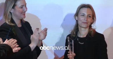 “Të Lirë”, Lea Ypit i dhuron çmimin “Lumo Skëndo”