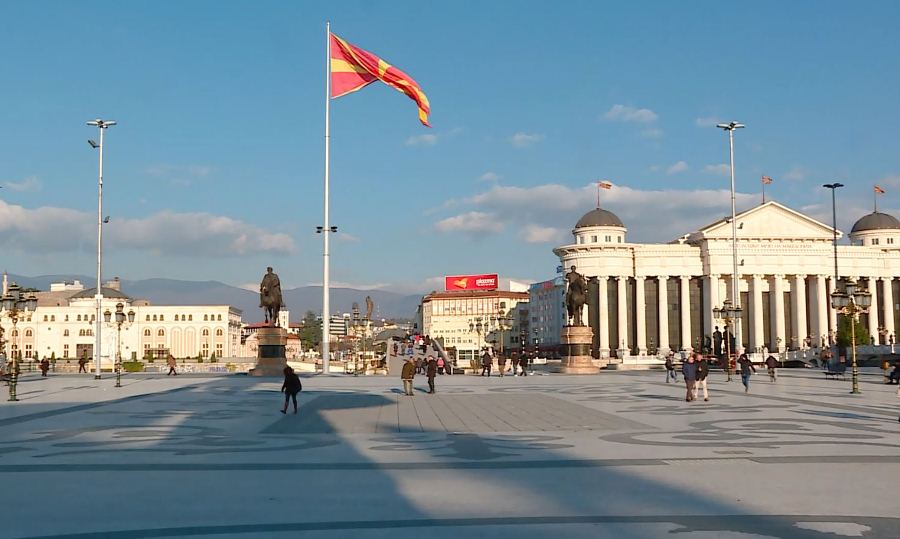 Maska mbahet vetëm në ambientet e mbyllura, Maqedonia heq masat kufizuese ndaj Covid
