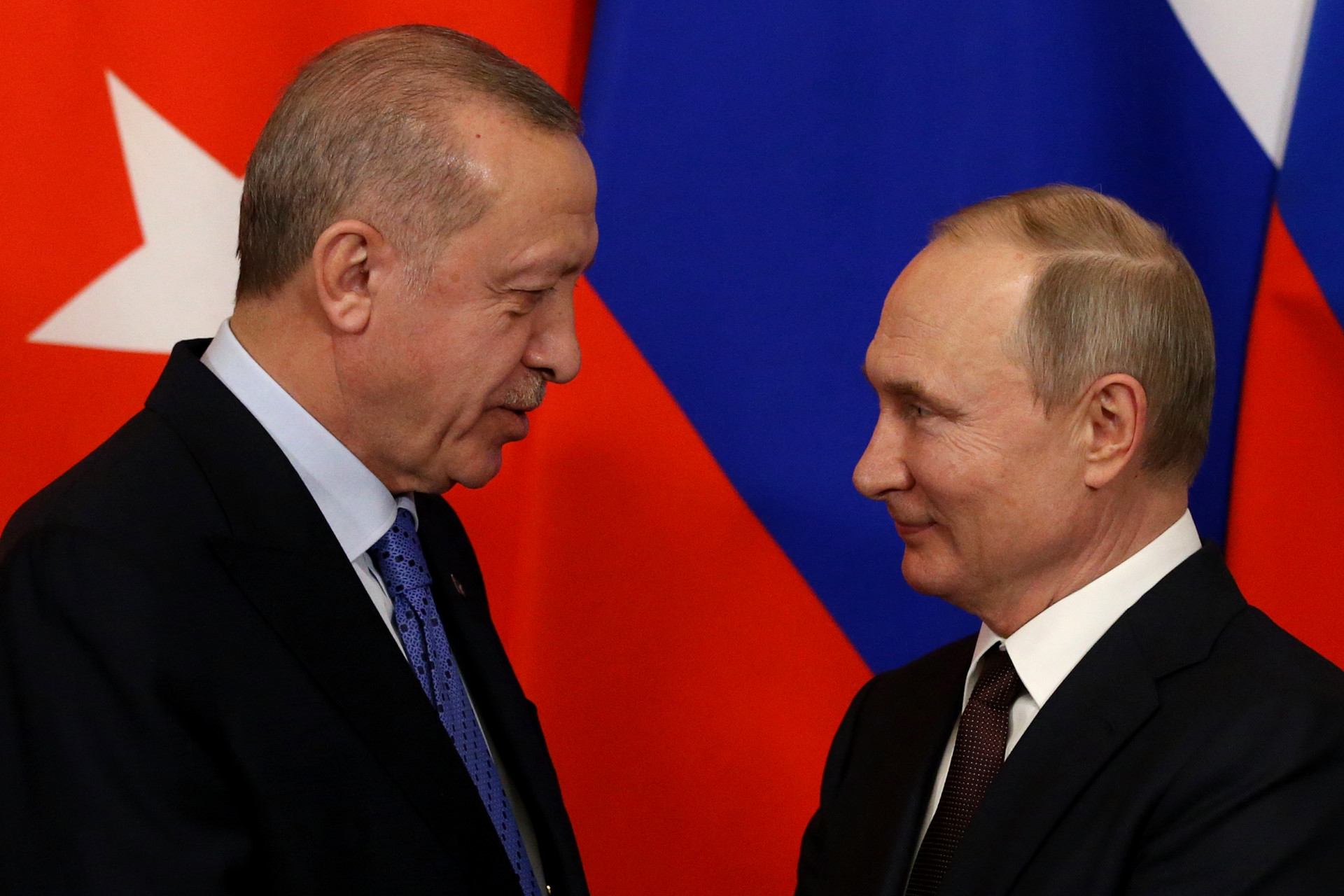 Erdogan zhvillon bisedë telefonike me Putinin