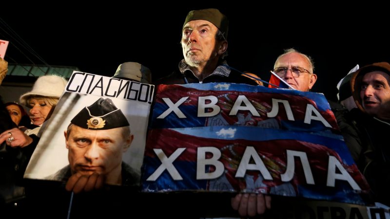 Në Serbi, Putini është një “vëlla” dhe Rusia një tjetër viktimë e Perëndimit