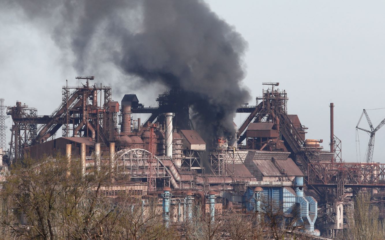 Komandanti në Mariupol: Mbi 600 të plagosur pa mjekim, ujë e ushqim në fabrikën e Azovstal-it