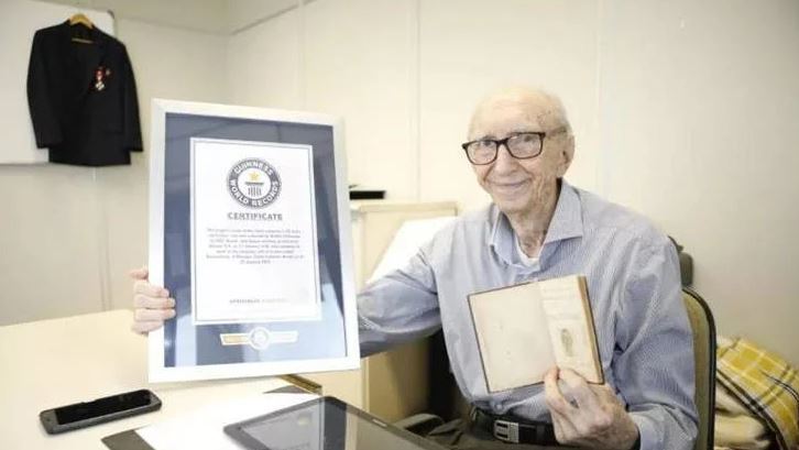 100 vjeçari shënon rekord, punoi për 84 vite në të njëjtën kompani