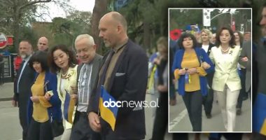 Shqiptarët mbështesin Ukrainën, Yuri Kim i bashkohet marshimit