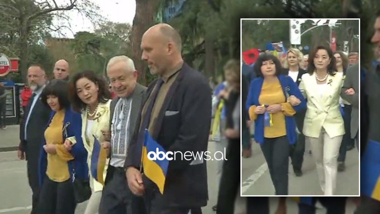 Shqiptarët mbështesin Ukrainën, Yuri Kim i bashkohet marshimit