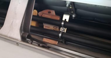 Sekuestrohen 16 mijë euro në portin e Durrësit, ishin fshehur në autobusin që vinte nga Italia