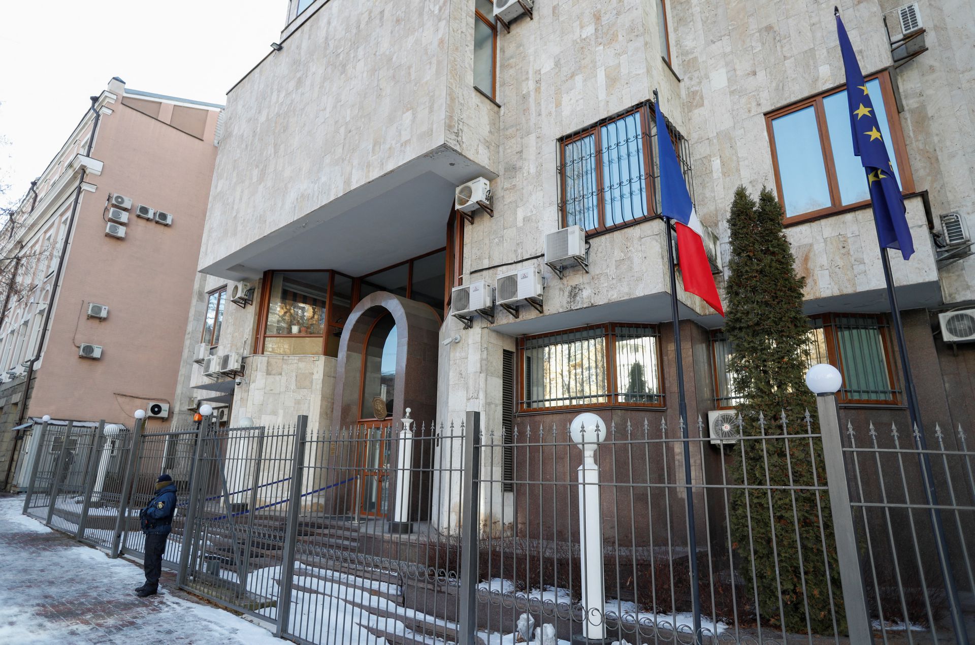 Franca rihap ambasadën në Kiev