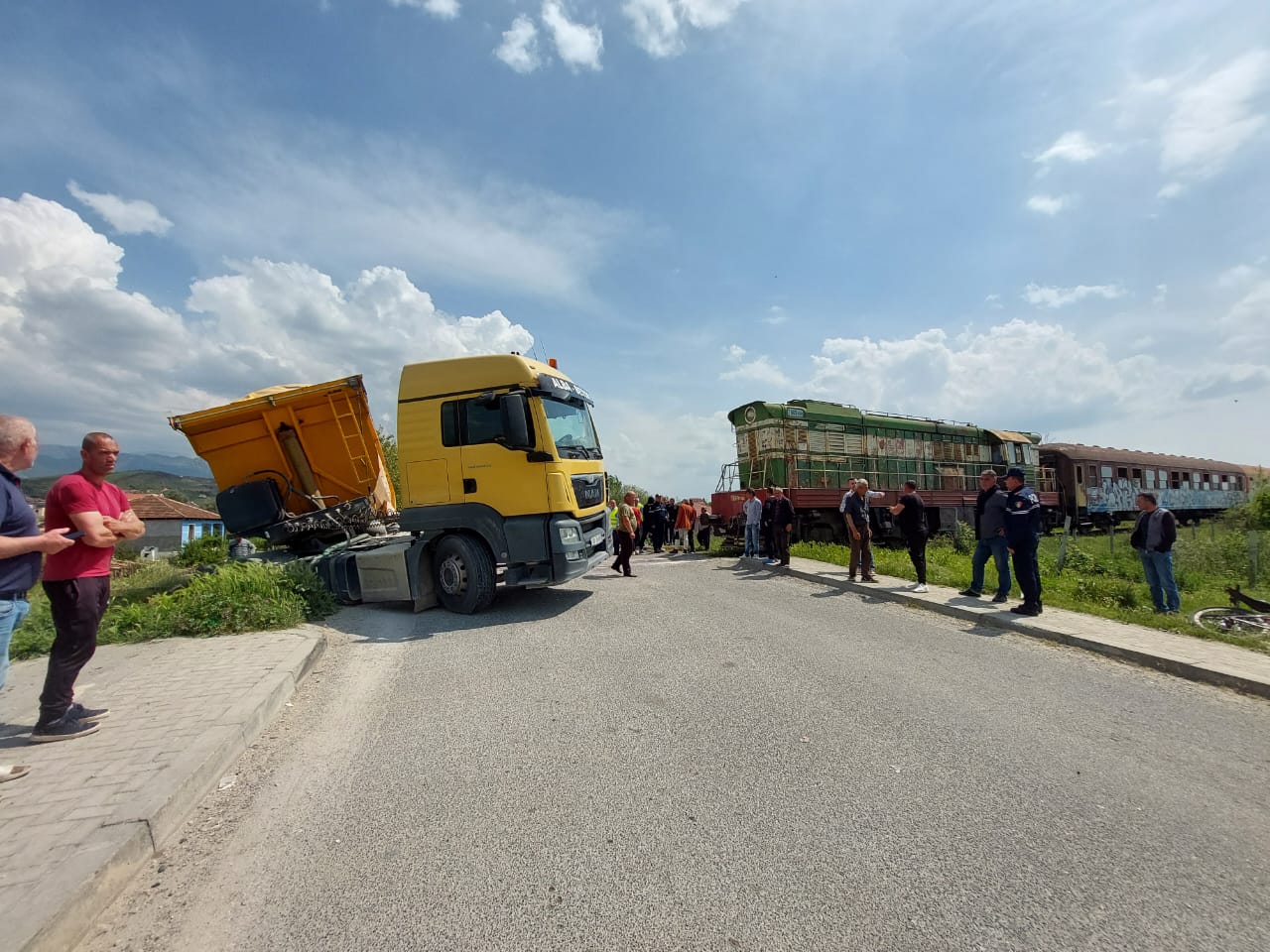 I zuri rrugën, treni Vorë-Shkodër përplas trajlerin ditën e parë të rifillimit të punës pas dy vitesh