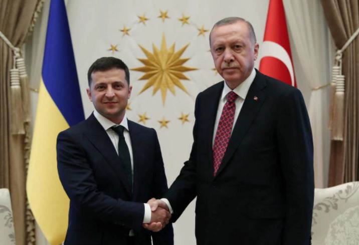 Erdogan-Zelensky bisedë telefonike: Duhet të organizohet evakuimi i civilëve