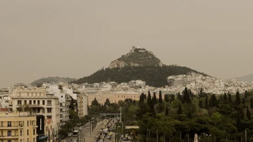 Athina “pushtohet” nga pluhuri afrikan, autoritetet: Si të mbroheni