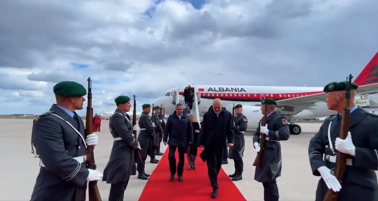 Nesër takim me zyrtarët gjermanë, Rama mbërrin në Berlin, video nga pritja në aeroport