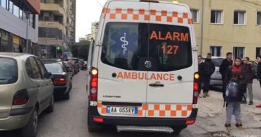 80-vjeçarja bie nga kati i tretë i të njëjtit pallat ku u hodh 34 vjeçarja me fëmijën, dërgohet me urgjencë në spital