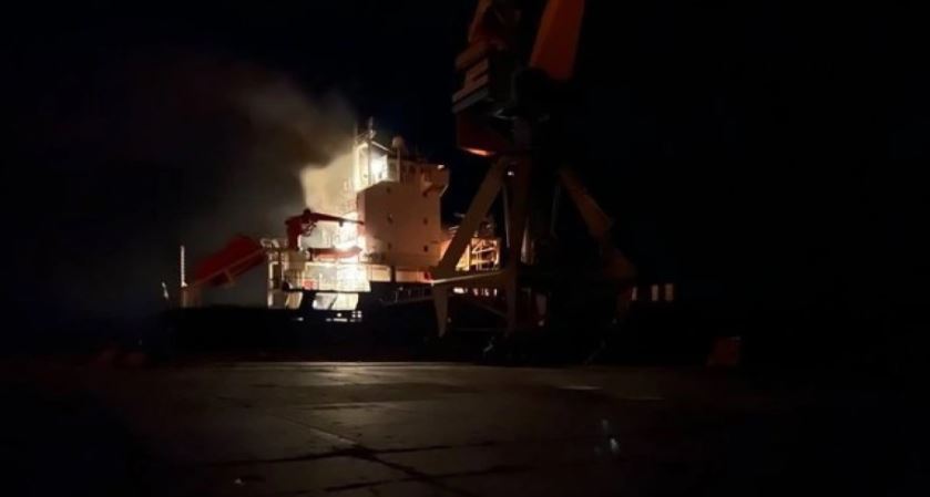 Sulmohet me raketë anija tregtare në Mariupol, plagoset anëtari i ekuipazhit