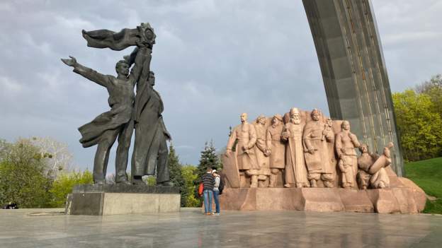 Simbolizon miqësinë me Rusinë, Ukraina do të heqë statujën gjigante nga Kievi