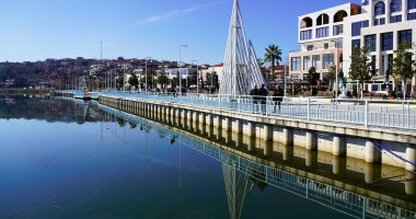 Një makinë përfundon në ujërat e liqenit të Belshit