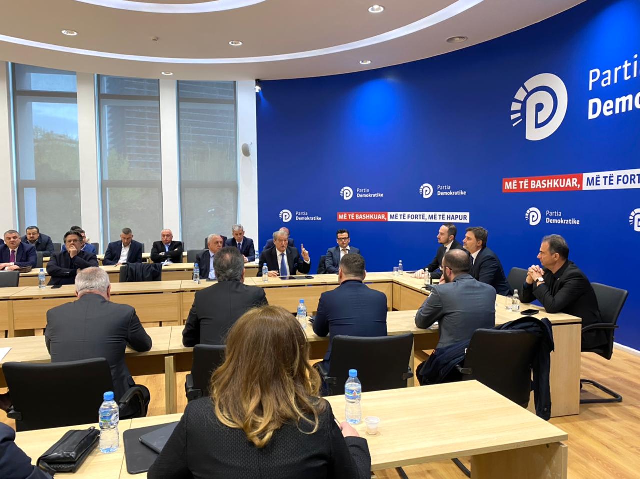 Zi në familjen e Luçiano Boçit, anulohet mbledhja e Grupit Parlamentar të PD-së