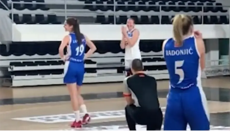 VIDEO/ Ndodh edhe kjo, arbitri ndërpret ndeshjen e basketbollit dhe propozon lojtaren