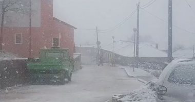 Zbardhet Kukësi në pranverë, bora bllokon urën në rrugën Kukës-Shishtavec