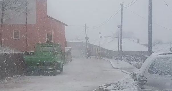 Zbardhet Kukësi në pranverë, bora bllokon urën në rrugën Kukës-Shishtavec