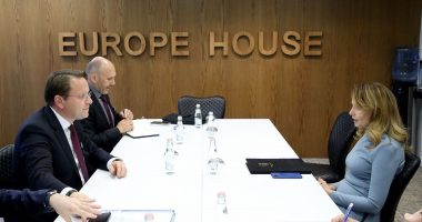 Tabaku takon Varhelyi: Qeveria e papërgatitur për nisjen e negociatave