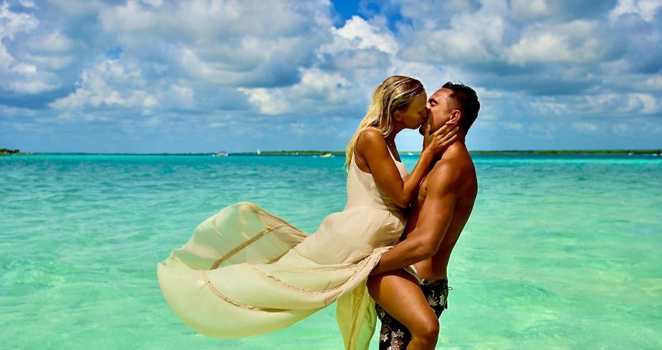 Romancë gjatë pushimeve, sondazhi tregon vendet me të dashuruarit më të mirë
